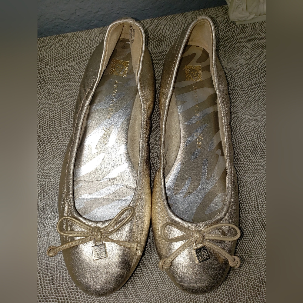 Gold leather flats size 6M Anne Klein - Picture 3 of 16